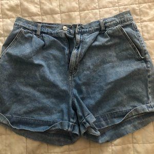 AE Mom Short size 14